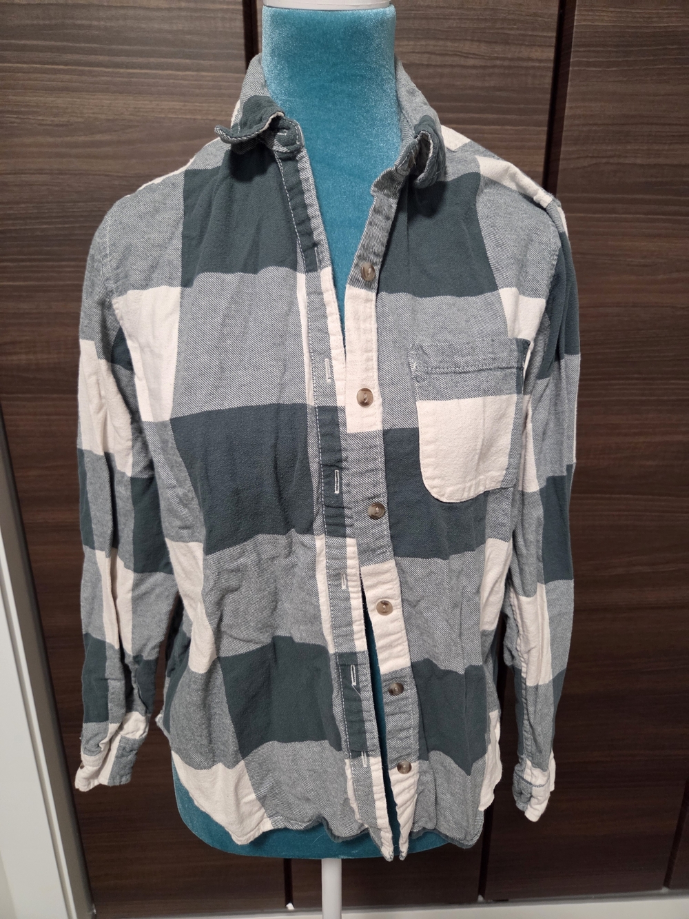 Universal Thread Women's Green and Cream Large-Check Button-Down Shirt